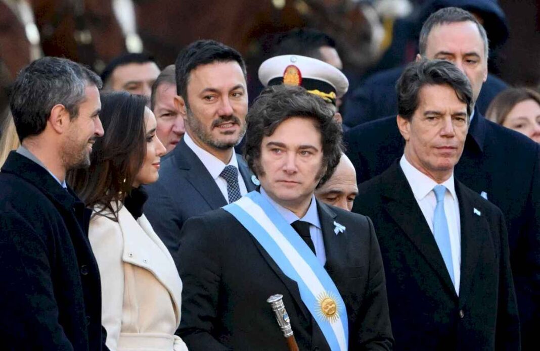 javier-milei-le-acepto-la-renuncia-a-nicolas-posse:-guillermo-francos-sera-el-nuevo-jefe-de-gabinete-y-sturzenegger-asume-un-nuevo-ministerio