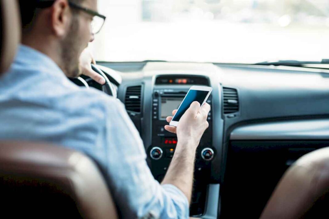 la-mejor-forma-de-escuchar-musica-en-el-auto-con-tu-celular