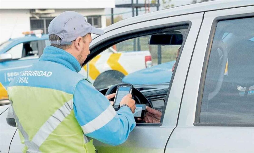 como-autorizar-a-alguien-a-manejar-un-auto-al-desaparecer-la-cedula-azul