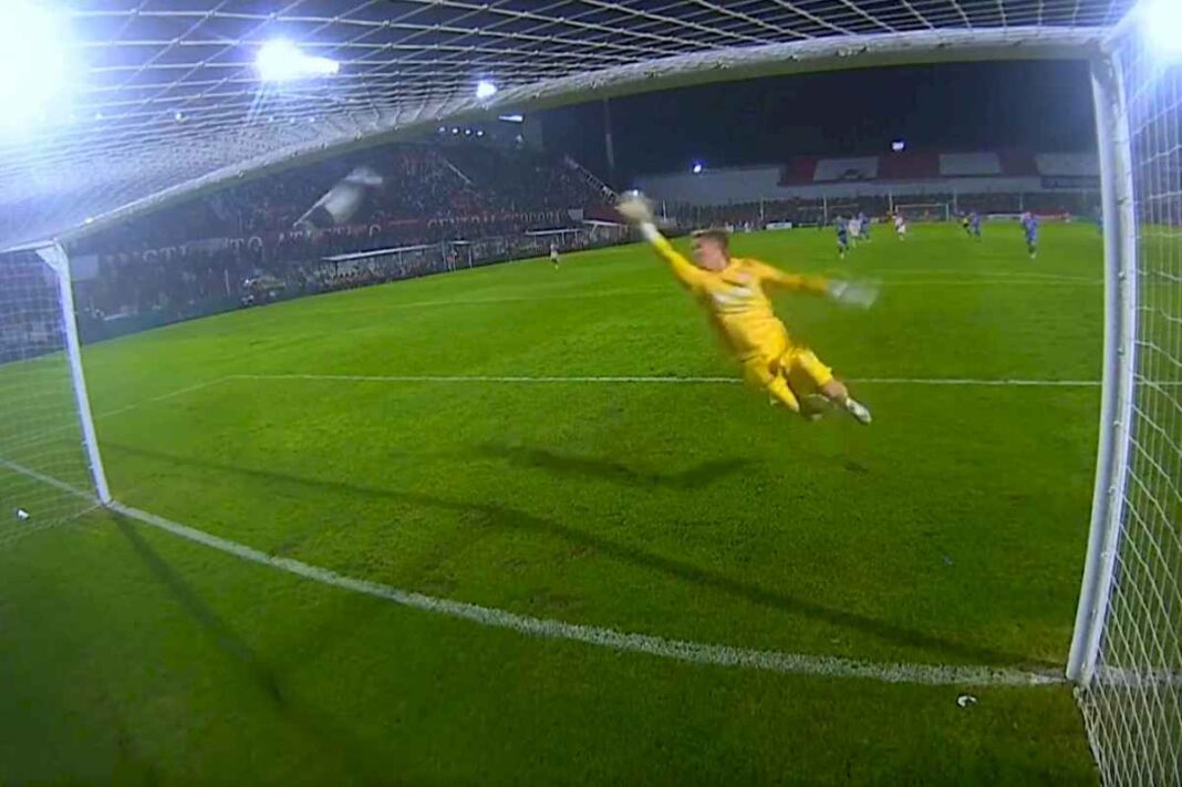 el-golazo-de-santiago-rodriguez-para-instituto-desde-la-mitad-de-la-cancha!