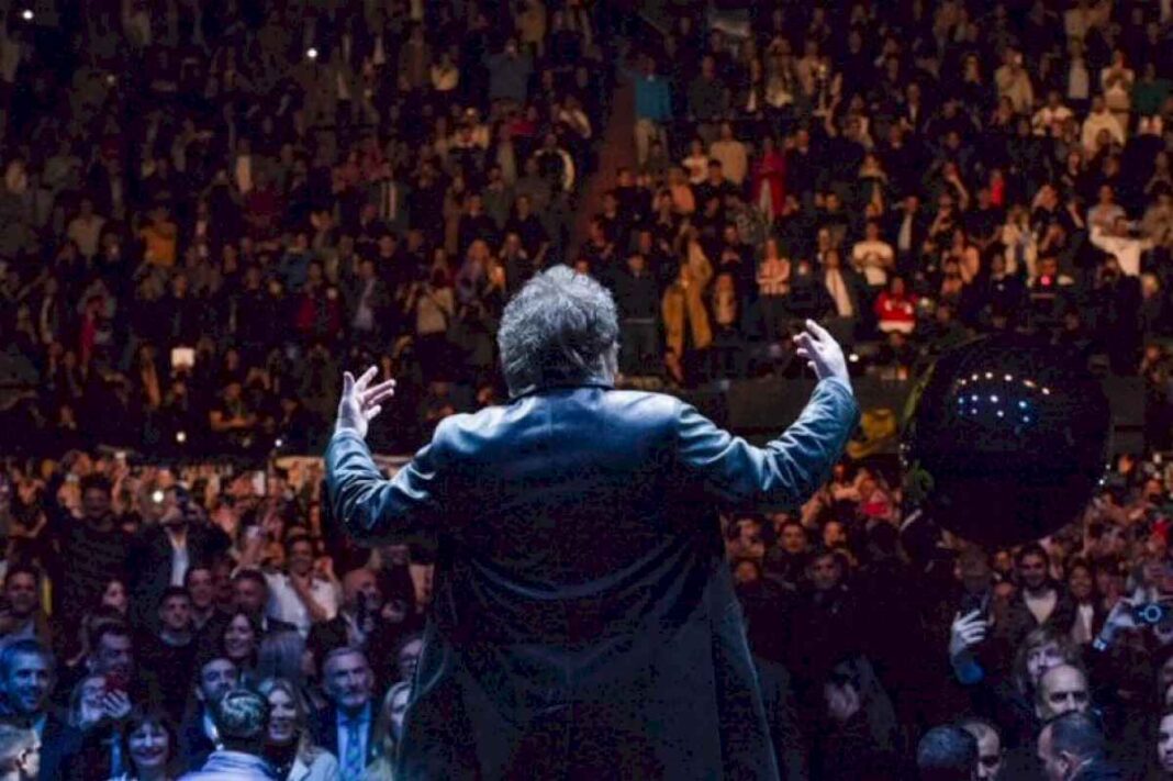 javier-milei-en-el-luna-park-|-dos-horas-de-una-misa-pagana,-con-canciones-apocalipticas-y-un-presidente-en-extasis