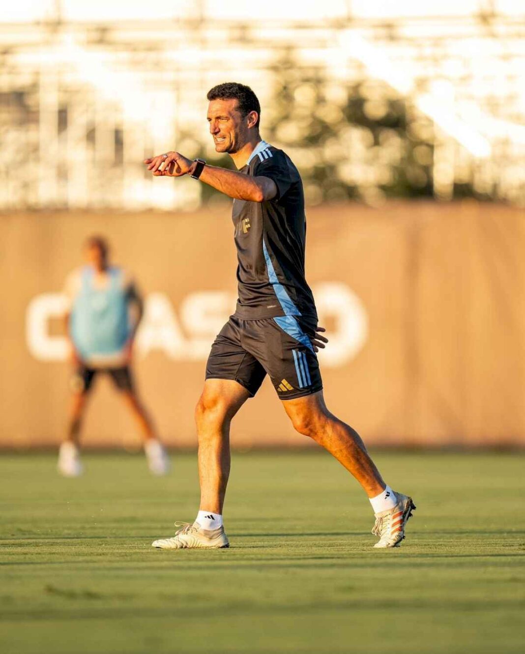 la-increible-gambeta-de-lionel-messi-al-colo-barco-en-el-entrenamiento-de-la-seleccion-argentina-en-miami