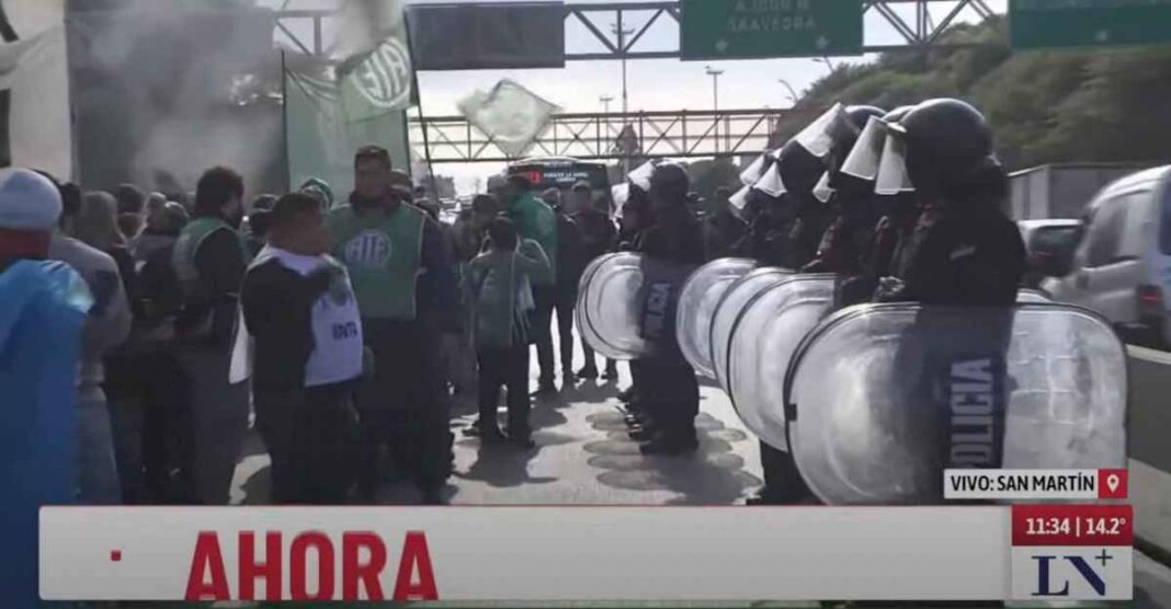 tension-en-la-general-paz:-la-policia-de-la-ciudad-desalojo-un-corte-de-gremialistas-de-ate