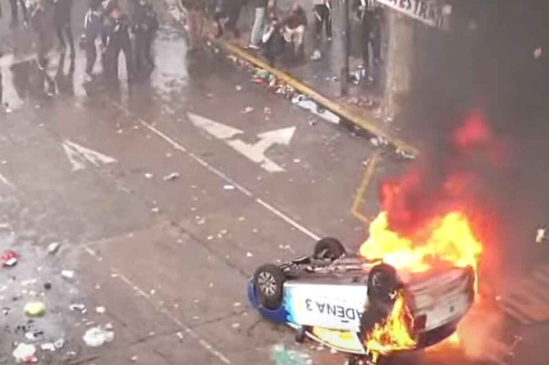 ley-bases-|-violencia-en-el-congreso:-los-manifestantes-atacaron-con-piedrazos-y-bombas-molotov-y-prendieron-fuego-un-auto-de-cadena-3