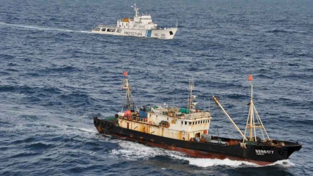 mas-de-100-barcos-chinos-cruzaron-desde-chile-y-el-gobierno-apura-acuerdos-para-frenar-la-pesca-ilegal