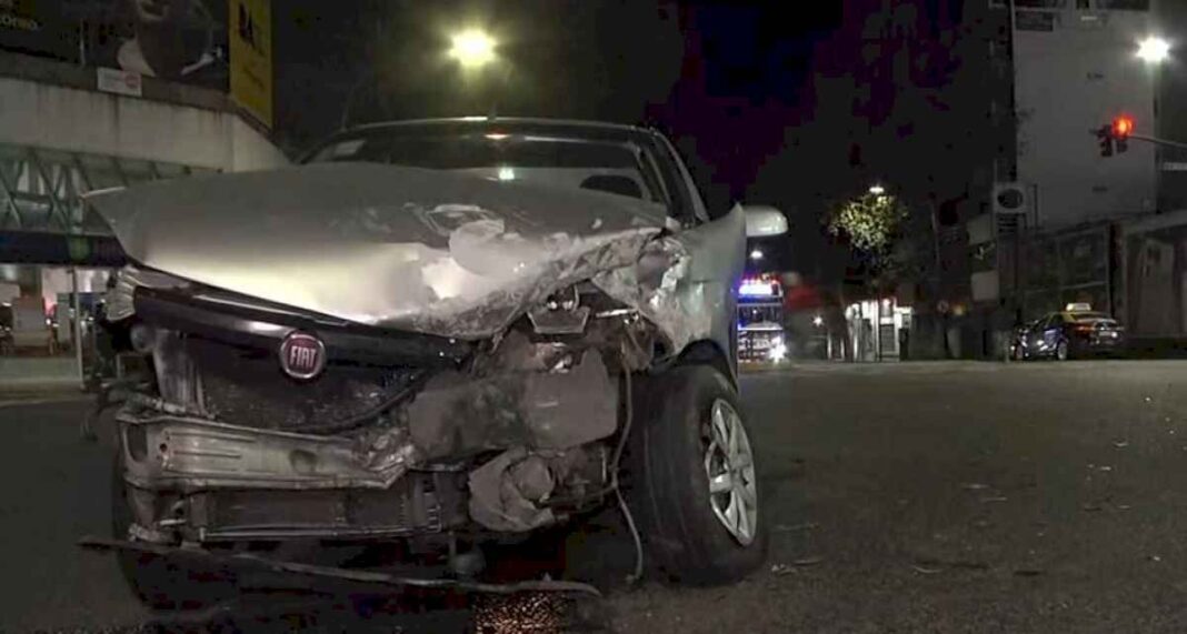 villa-crespo:-fuerte-choque-entre-un-auto-y-un-taxi-en-la-esquina-de-juan-b.-justo-y-corrientes