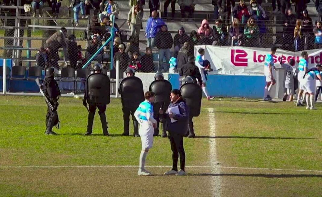 video:-un-futbolista-le-pego-una-patada-en-la-cabeza-a-un-rival-y-despues-intento-agredir-a-la-arbitra