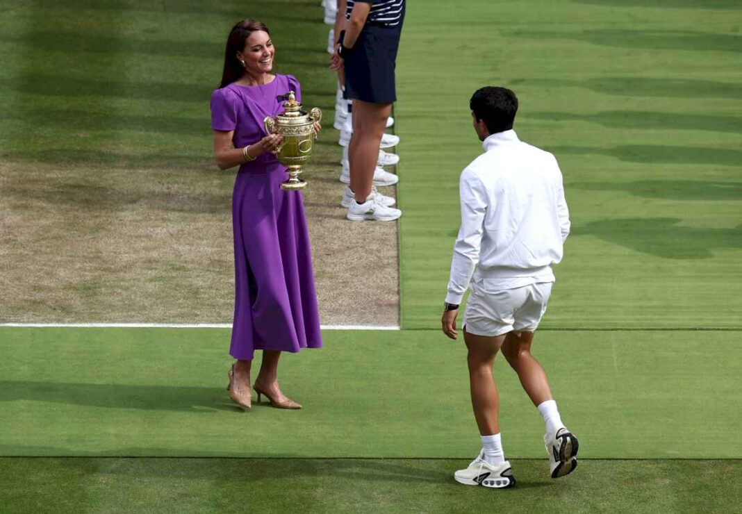 kate-middleton-reaparecio-en-wimbledon-y-le-entrego-la-copa-a-carlos-alcaraz