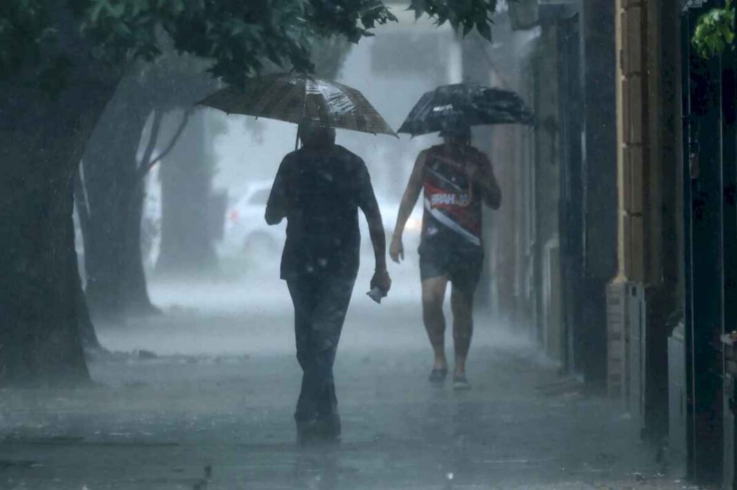 alerta-amarilla-y-roja-en-siete-provincias-por-lluvias-y-vientos-fuertes:-el-tiempo-para-el-21-de-julio