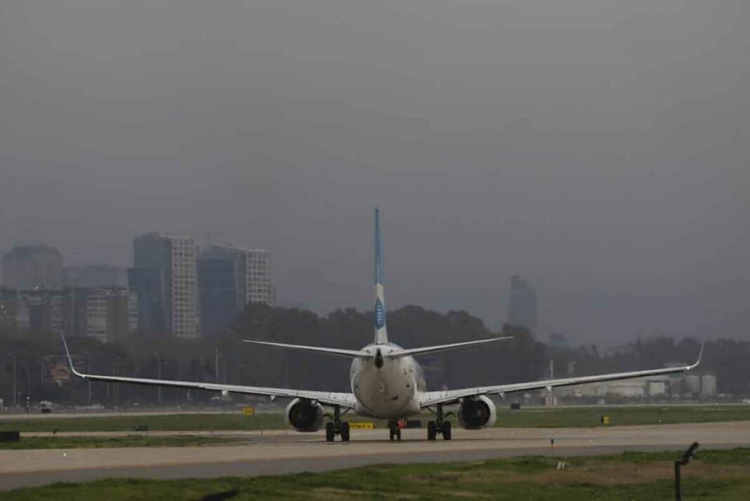 niebla-en-la-ciudad-de-buenos-aires:-afecta-a-aeroparque-y-tres-vuelos-tuvieron-que-ser-desviados