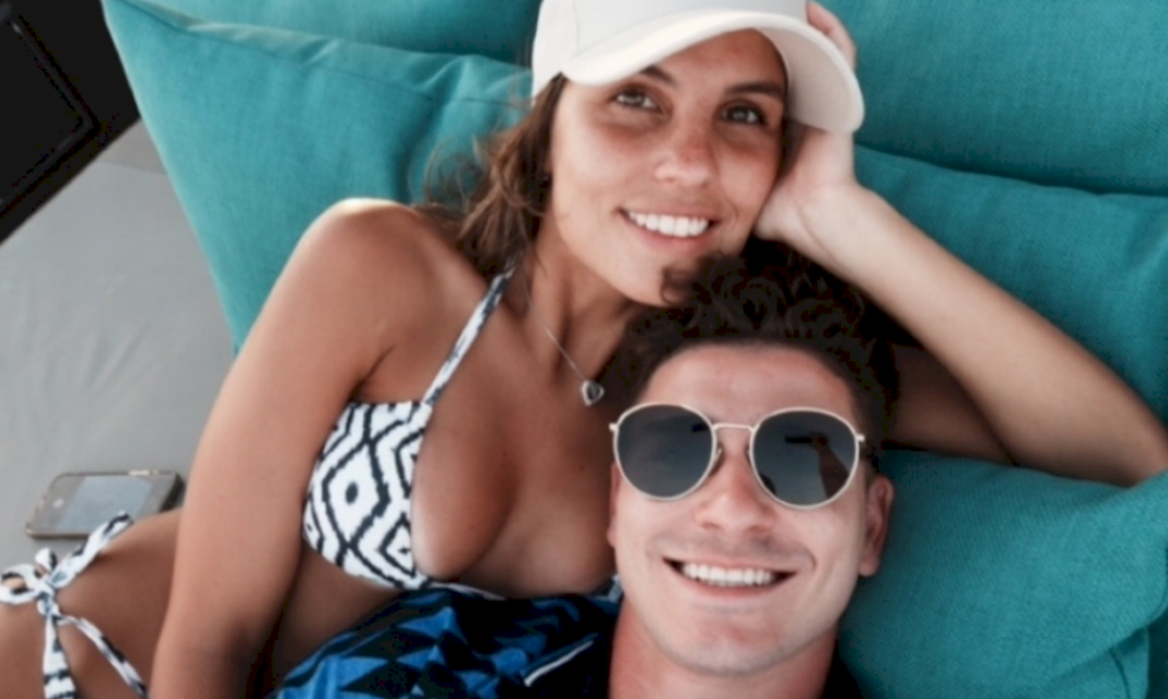 el-look-noventero-de-julian-alvarez-durante-sus-vacaciones-en-espana-junto-a-su-novia