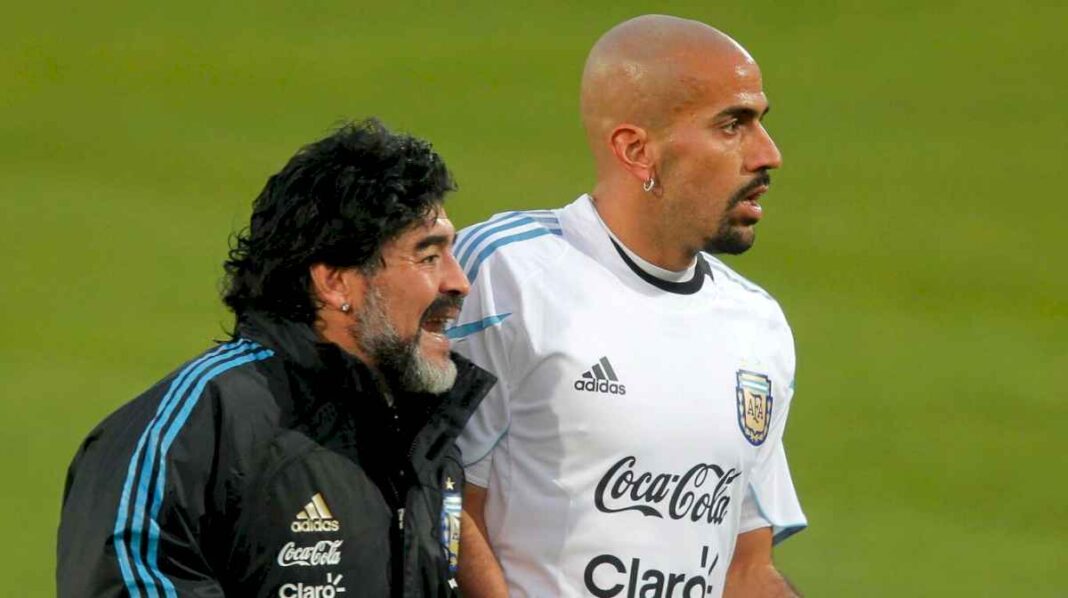 la-brujita-veron-cruzo-a-manuel-adorni-por-ningunear-a-diego-maradona-en-el-dia-internacional-del-zurdo