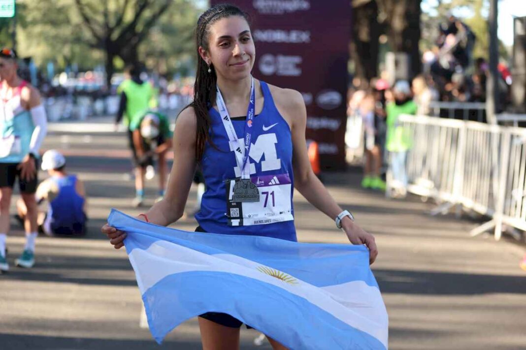 sorpresa-en-la-media-maraton:-quien-es-la-corredora-que-con-solo-26-anos-se-alzo-con-el-primer-puesto-entre-las-argentinas