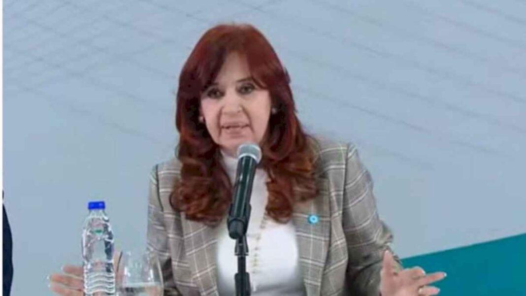 cristina-critico-a-milei-y-le-dijo-que-«largue-la-escuela-austriaca-y-agarre-el-manual-argentino»