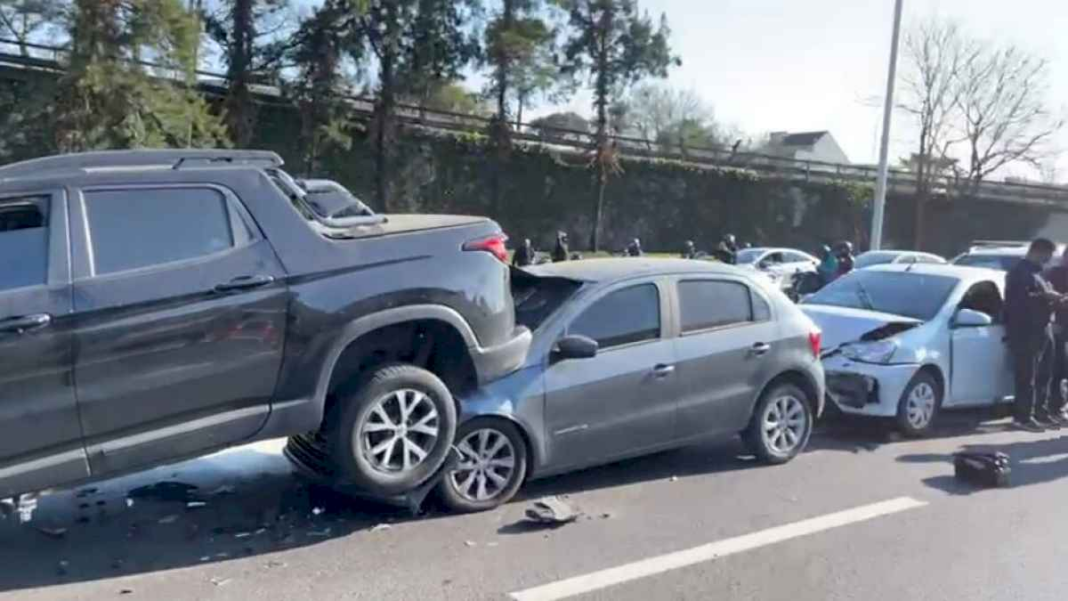 accidente-en-la-general-paz:-cuatro-vehiculos-chocaron-en-cadena-y-hay-por-lo-menos-siete-heridos