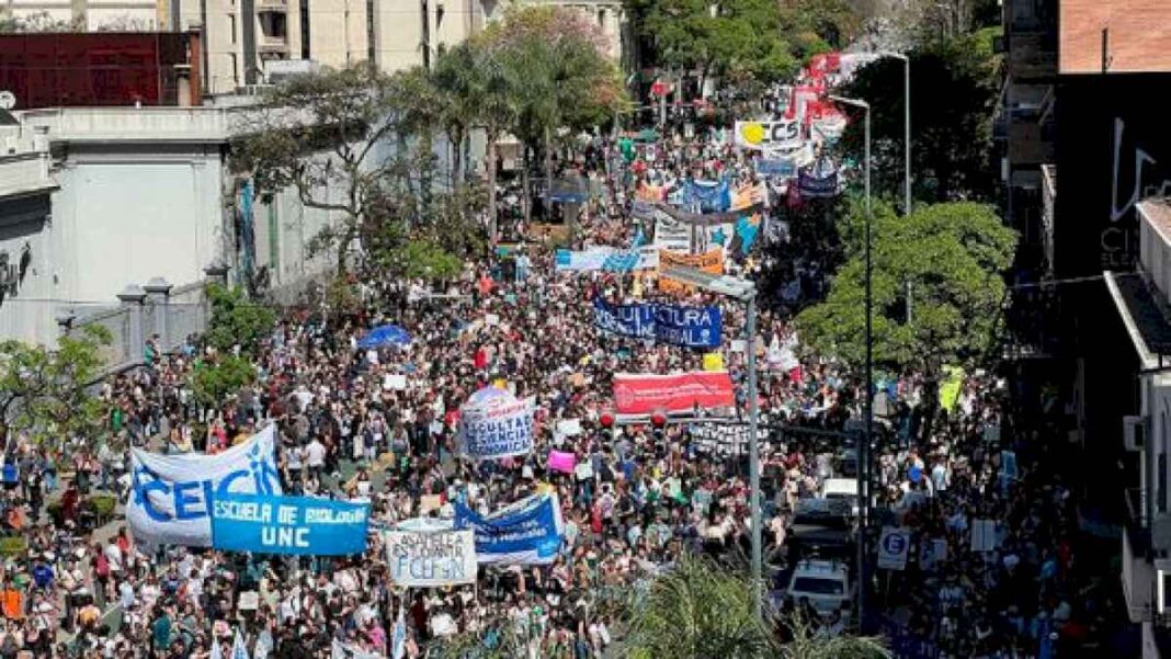 marcha-universitaria-en-cordoba:-fue-mas-o-menos-gente-que-la-anterior-movilizacion-de-abril?