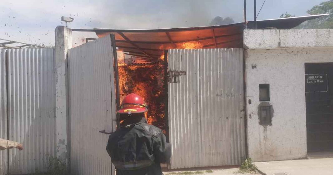 otro-incendio-urbano-en-cordoba:-bomberos-combaten-las-llamas-en-un-deposito-de-papel