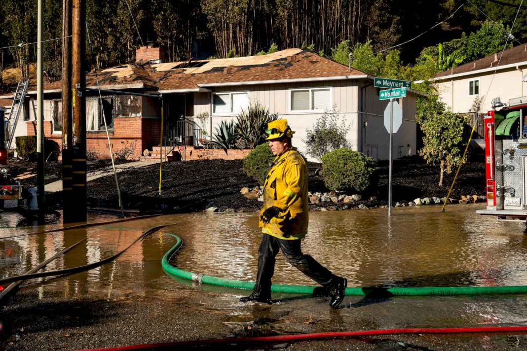 bomberos-de-california-luchan-con-«viento-diablo»,-que-amenaza-con-reavivar-incendio-en-oakland