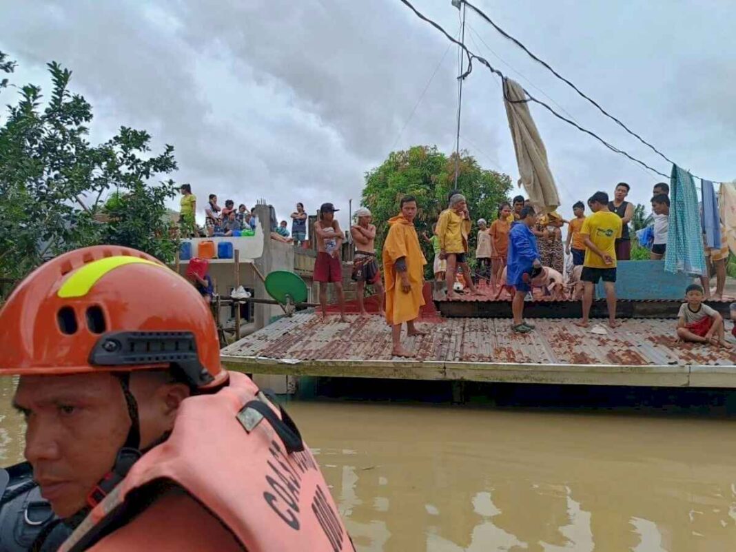 inundaciones-en-filipinas-provocan-llamadas-de-auxilio-de-personas-atrapadas,-algunas-en-tejados