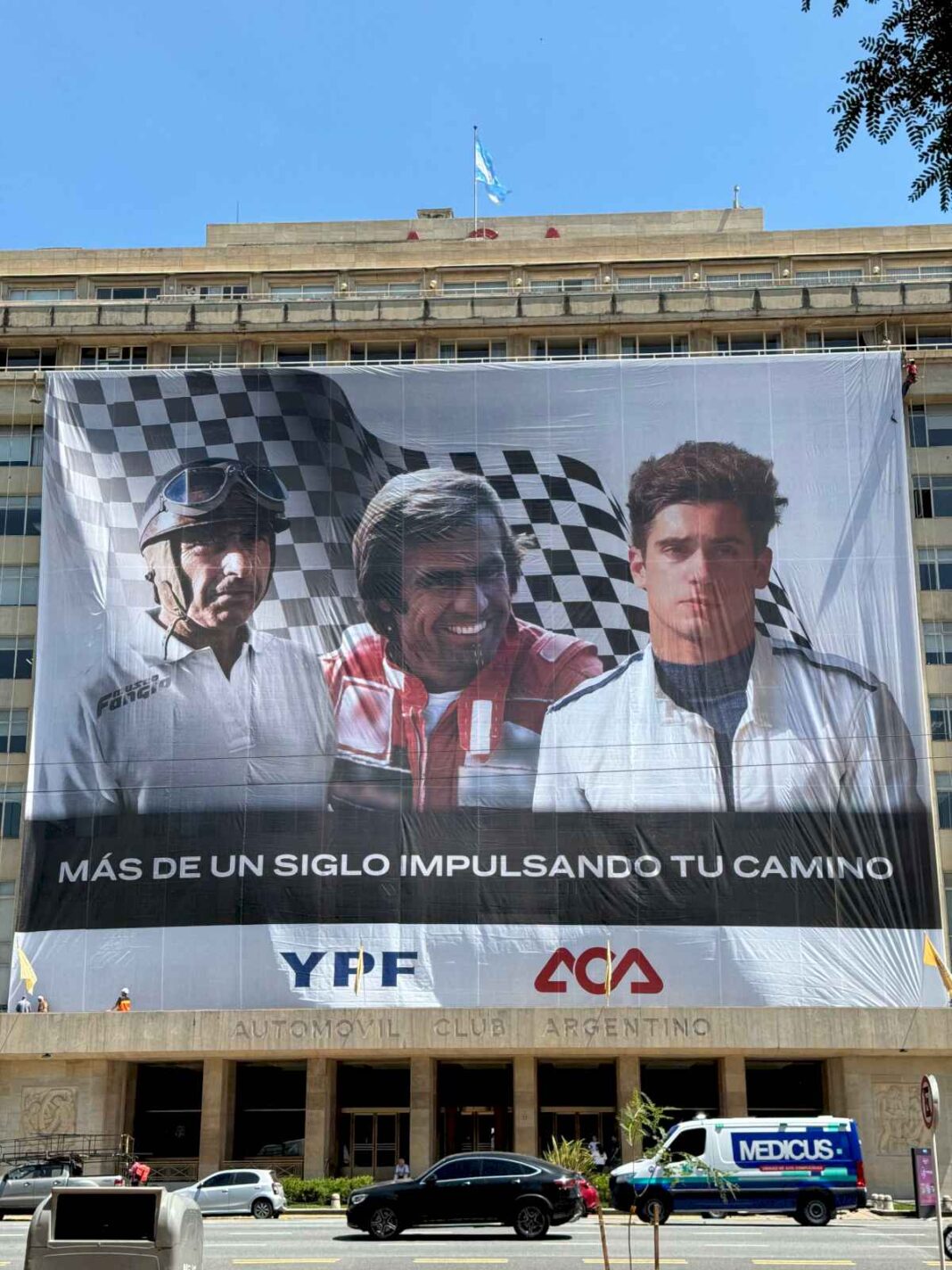 inauguraron-una-gigantografia-en-homenaje-a-fangio,-reutemann-y-colapinto