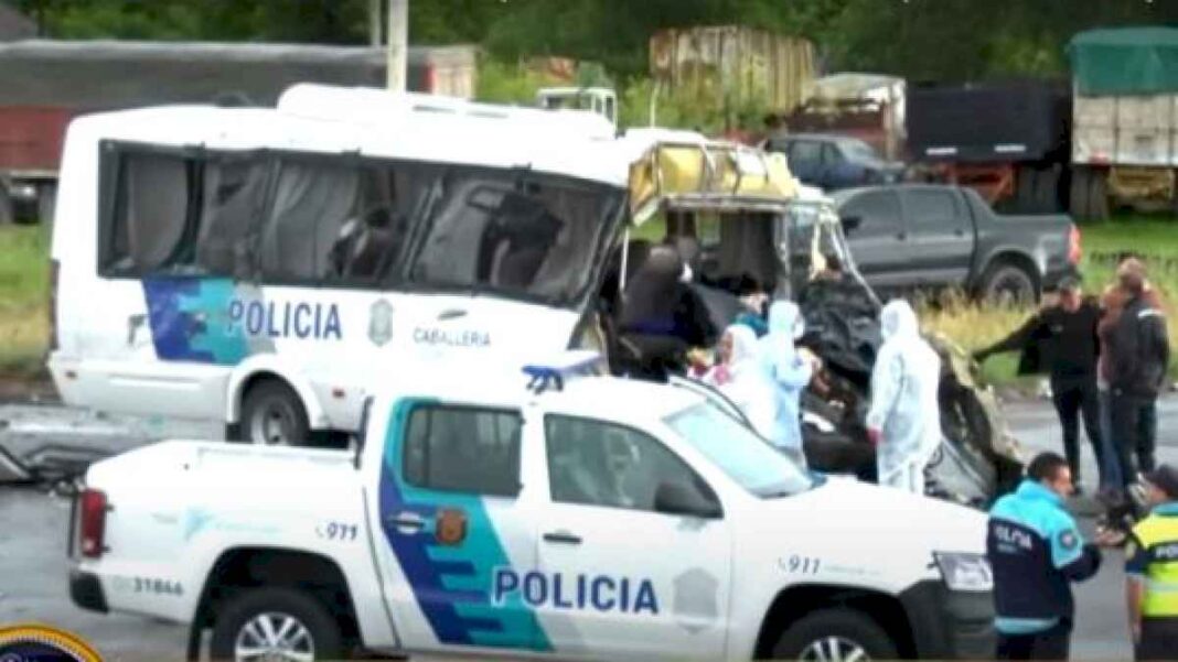 tragico-accidente:-una-combi-de-la-bonaerense-choco-contra-un-camion-cisterna-y-murieron-cuatro-policias