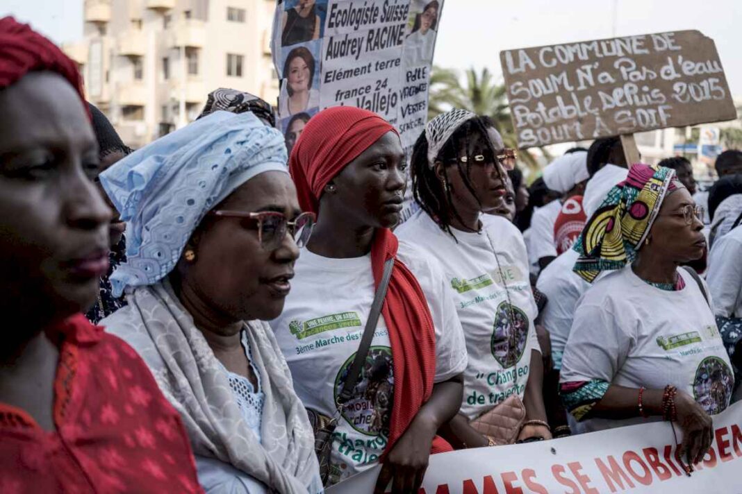 mujeres-senegalesas-critican-a-paises-contaminantes-en-marcha-por-la-justicia-climatica