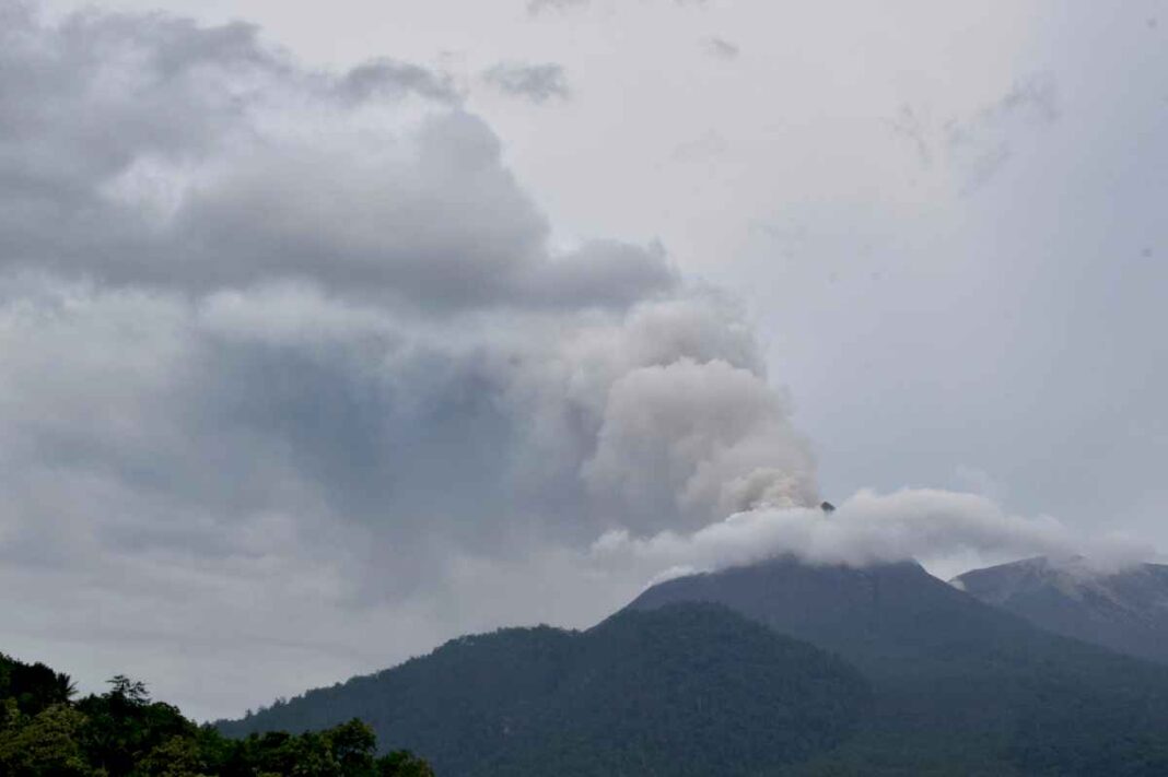 una-erupcion-volcanica-en-indonesia-quema-casas-y-mata-al-menos-a-6-personas