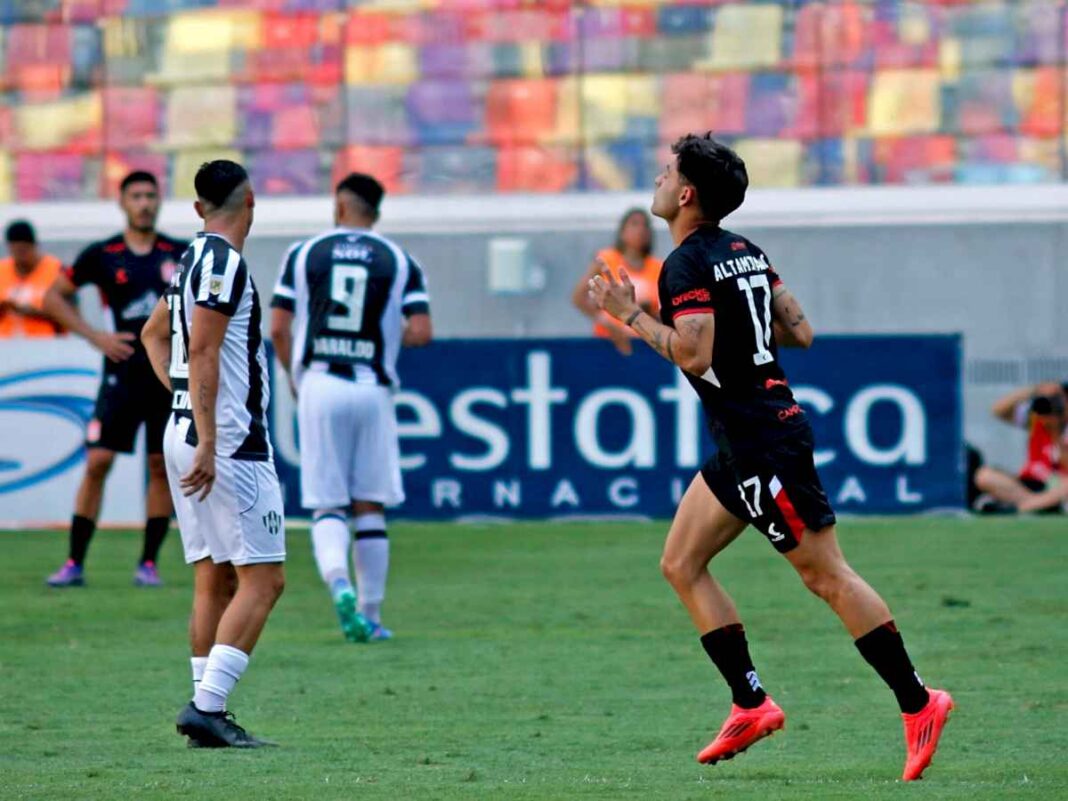 volvio-javier-altamirano:-estudiantes-celebro-la-vuelta-despues-de-ocho-meses-del-jugador-que-sufrio-una-trombosis