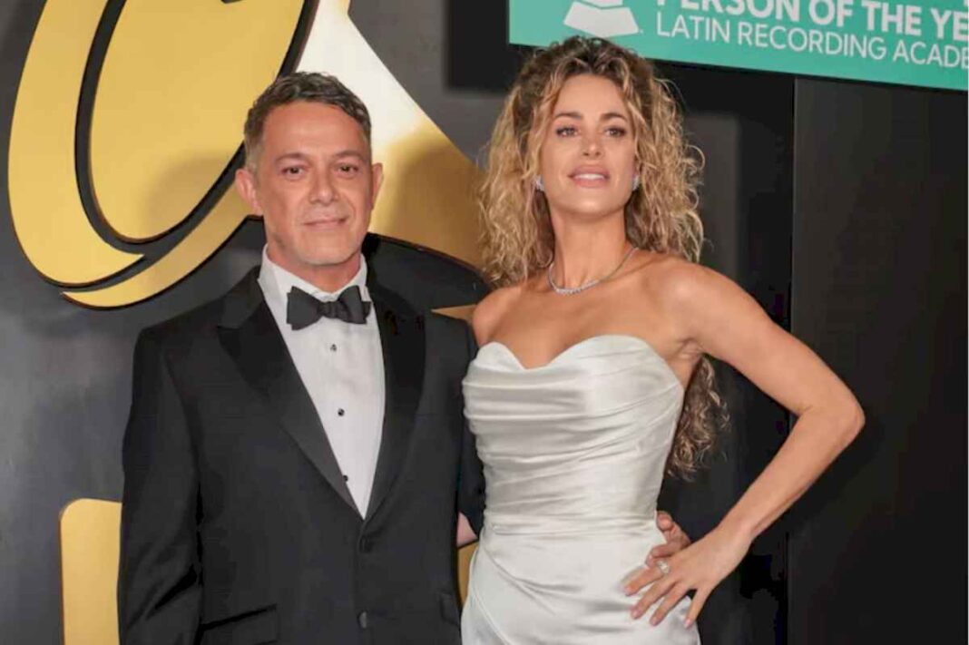 alejandro-sanz-poso-por-primera-vez-con-su-nueva-novia,-candela-marquez,-y-su-hija-manuela